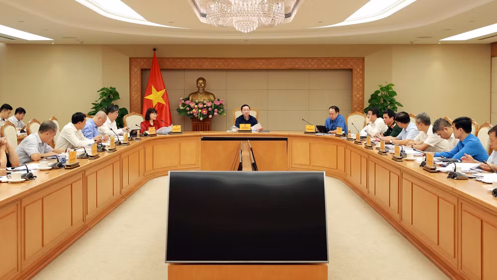 Phó Thủ tướng Trần Hồng Hà chủ trì cuộc họp với Bộ Xây dựng và các bộ, ngành liên quan về tiếp thu, giải trình ý kiến của đại biểu Quốc hội về dự tháo Luật Nhà ở sửa đổi. (Ảnh: VOV)