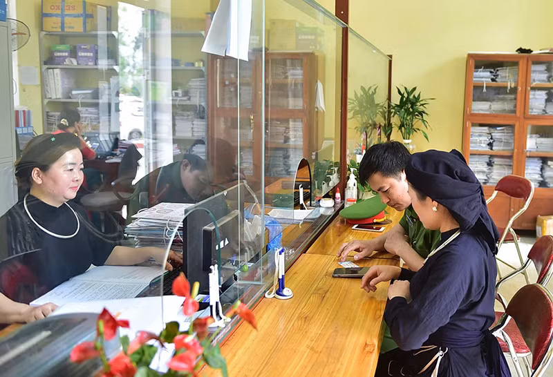 Người dân được hướng dẫn các thao tác sử dụng phần mềm công nghệ số trên điện thoại di động. Người dân được hướng dẫn các thao tác sử dụng phần mềm công nghệ số trên điện thoại di động.