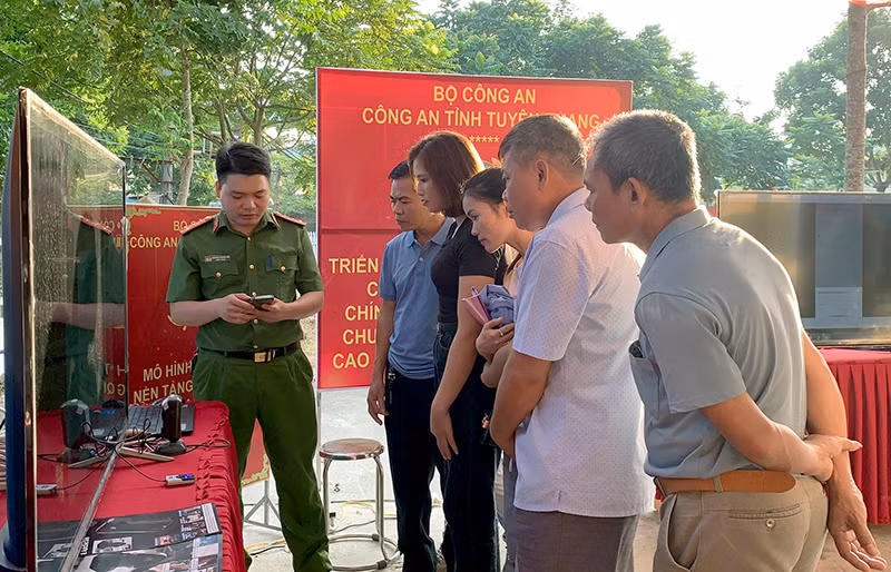 Người dân trải nghiệm ứng dụng Cơ sở dữ liệu quốc gia về dân cư. Người dân trải nghiệm ứng dụng Cơ sở dữ liệu quốc gia về dân cư.