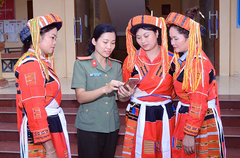 Cán bộ công an hướng dẫn người dân đăng ký định danh điện tử.