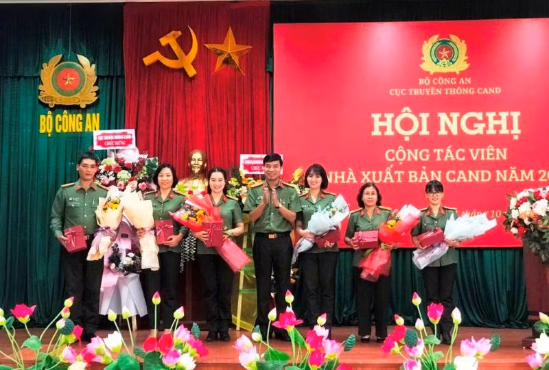 Giám đốc - Tổng biên tập Nhà Xuất bản CAND, Đại tá Trần Cao Kiều tặng hoa các cộng tác viên có nhiều đóng góp cho Nhà xuất bản CAND.