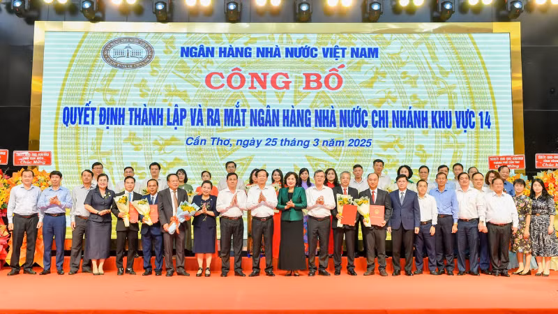 Bà Nguyễn Thị Hồng, Bí thư Đảng ủy, Thống đốc Ngân hàng Nhà nước trao Quyết định và tặng hoa cho Ban lãnh đạo Ngân hàng Nhà nước khu vực 14.