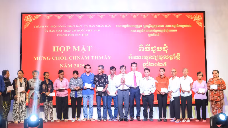 Lãnh đạo thành phố Cần Thơ tặng quà cho đồng bào dân tộc Khmer nghèo. Lãnh đạo thành phố Cần Thơ tặng quà cho đồng bào dân tộc Khmer nghèo.