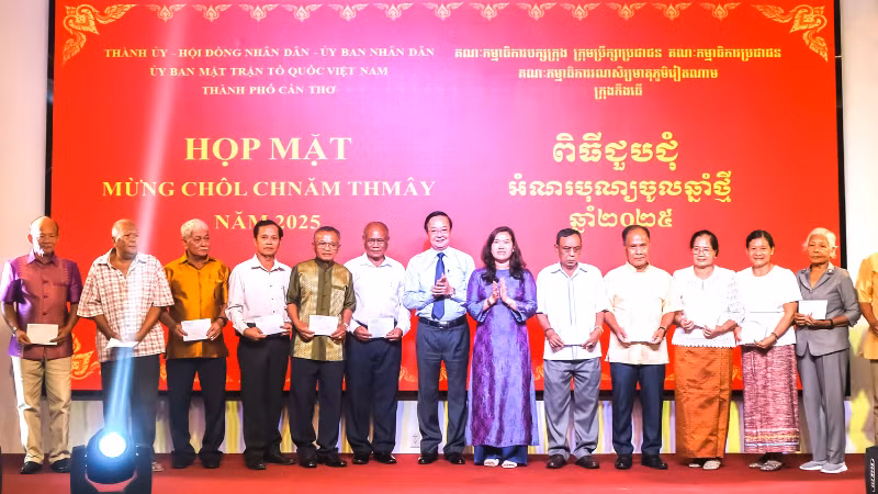 Lãnh đạo thành phố Cần Thơ tặng quà cho người có uy tín trong đồng bào dân tộc Khmer. Lãnh đạo thành phố Cần Thơ tặng quà cho người có uy tín trong đồng bào dân tộc Khmer.