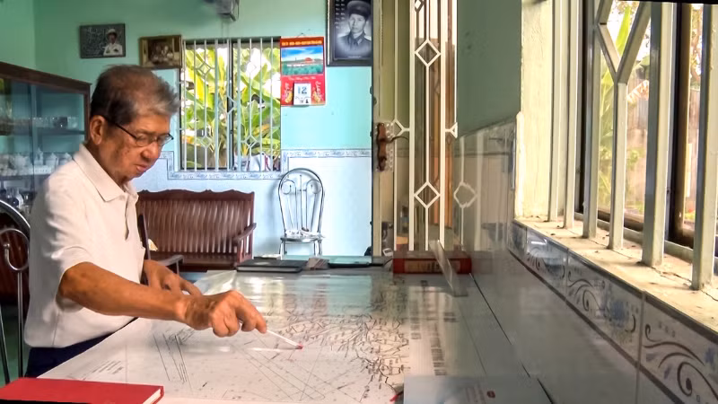 Đại tá Khưu Ngọc Bảy, nguyên Trung đoàn trưởng Trung đoàn 962, Quân khu 9 hướng dẫn cho phóng viên điểm tập kết vũ khí tại bến Vàm Lũng trên bản đồ. Đại tá Khưu Ngọc Bảy, nguyên Trung đoàn trưởng Trung đoàn 962, Quân khu 9 hướng dẫn cho phóng viên điểm tập kết vũ khí tại bến Vàm Lũng trên bản đồ.