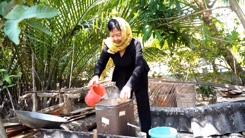 Bà Phan Thị Lợi ở xã Tân Ân, huyện Ngọc Hiển, tỉnh Cà Mau còn lưu giữ kỷ vật thiết bị lọc nước và hướng dẫn cho phóng viên cách sử dụng. Bà Phan Thị Lợi ở xã Tân Ân, huyện Ngọc Hiển, tỉnh Cà Mau còn lưu giữ kỷ vật thiết bị lọc nước và hướng dẫn cho phóng viên cách sử dụng.