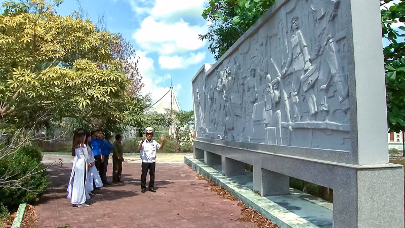 Trung úy Dương Thanh Hải, nguyên cán bộ Đoàn 962, Quân khu 9 đang thuyết trình về lịch sử Đoàn 962 cho học sinh, sinh viên. Trung úy Dương Thanh Hải, nguyên cán bộ Đoàn 962, Quân khu 9 đang thuyết trình về lịch sử Đoàn 962 cho học sinh, sinh viên.