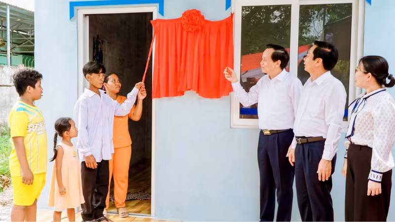 Khánh thành nhà mới tại hộ gia đình bà Liêu Thị Vang (ấp Thới Hiệp, thị trấn Thới Lai, huyện Thới Lai). Khánh thành nhà mới tại hộ gia đình bà Liêu Thị Vang (ấp Thới Hiệp, thị trấn Thới Lai, huyện Thới Lai).