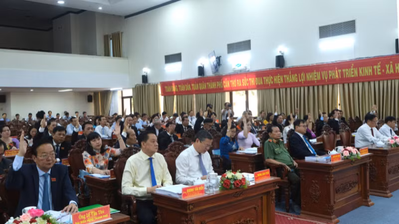 Đại biểu Hội đồng nhân dân thành phố Cần Thơ biểu quyết một số nội dung cấp bách, quan trọng của địa phương. Đại biểu Hội đồng nhân dân thành phố Cần Thơ biểu quyết một số nội dung cấp bách, quan trọng của địa phương.