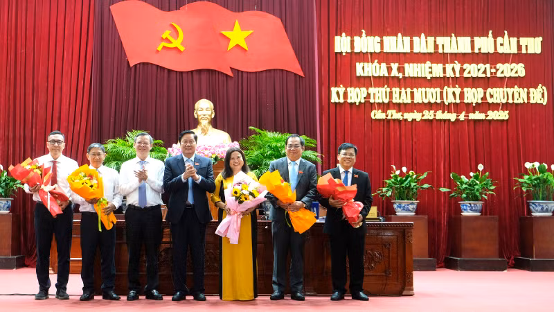 Lãnh đạo thành phố Cần Thơ tặng hoa cho các đại biểu miễn nhiệm và bầu bổ sung chức danh Ủy viên Ủy ban nhân dân thành phố Cần Thơ nhiệm kỳ 2021-2026. Lãnh đạo thành phố Cần Thơ tặng hoa cho các đại biểu miễn nhiệm và bầu bổ sung chức danh Ủy viên Ủy ban nhân dân thành phố Cần Thơ nhiệm kỳ 2021-2026.