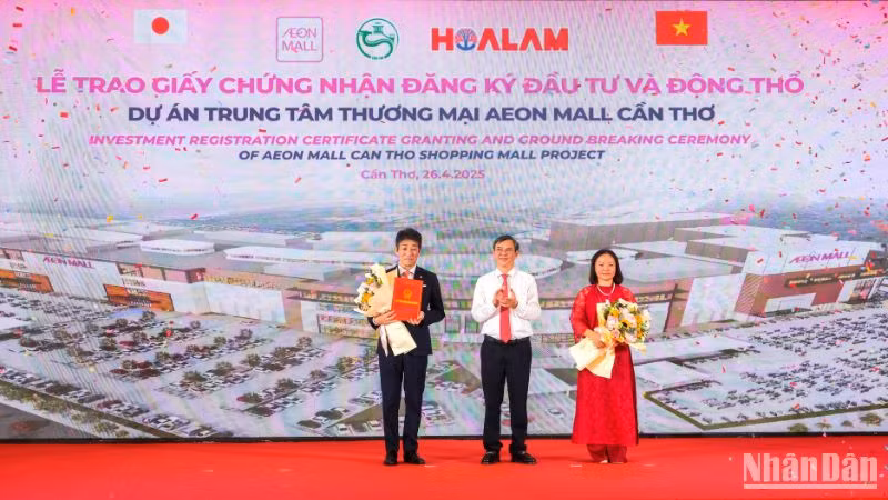Chủ tịch Ủy ban nhân dân thành phố Cần Thơ Trương Cảnh Tuyên trao Giấy chứng nhận đăng ký đầu tư cho Tập đoàn Hoa Lâm.