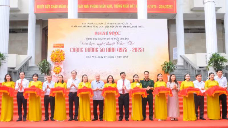 Lãnh đạo thành phố Cần Thơ cắt băng Triển lãm ảnh "Văn học, nghệ thuật Cần Thơ chặng đường 50 năm”.