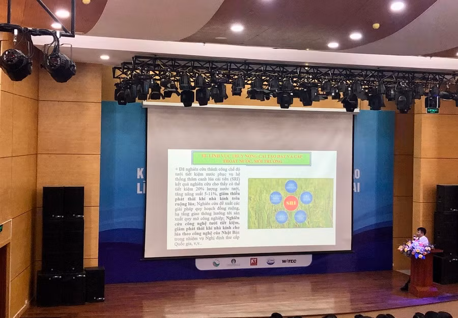 Đại biểu trình bày báo cáo tại hội thảo. Đại biểu trình bày báo cáo tại hội thảo.