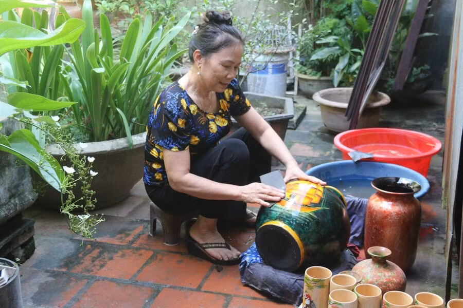 Nghệ nhân Nguyễn Thị Hồi làng nghề sơn mài Hạ Thái, xã Duyên Thái, huyện Thường Tín chế tác sản phẩm thủ công mỹ nghệ.