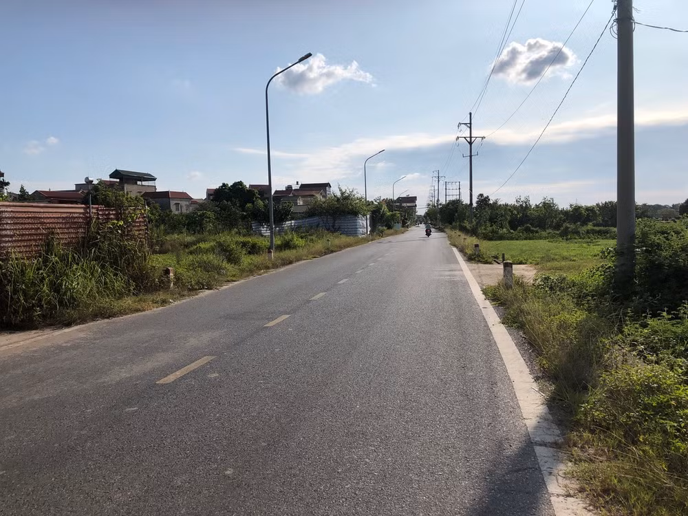 Đường liên xã ở huyện Thường Tín được nhựa, bê tông hóa giúp người dân đi lại thuận tiện hơn.