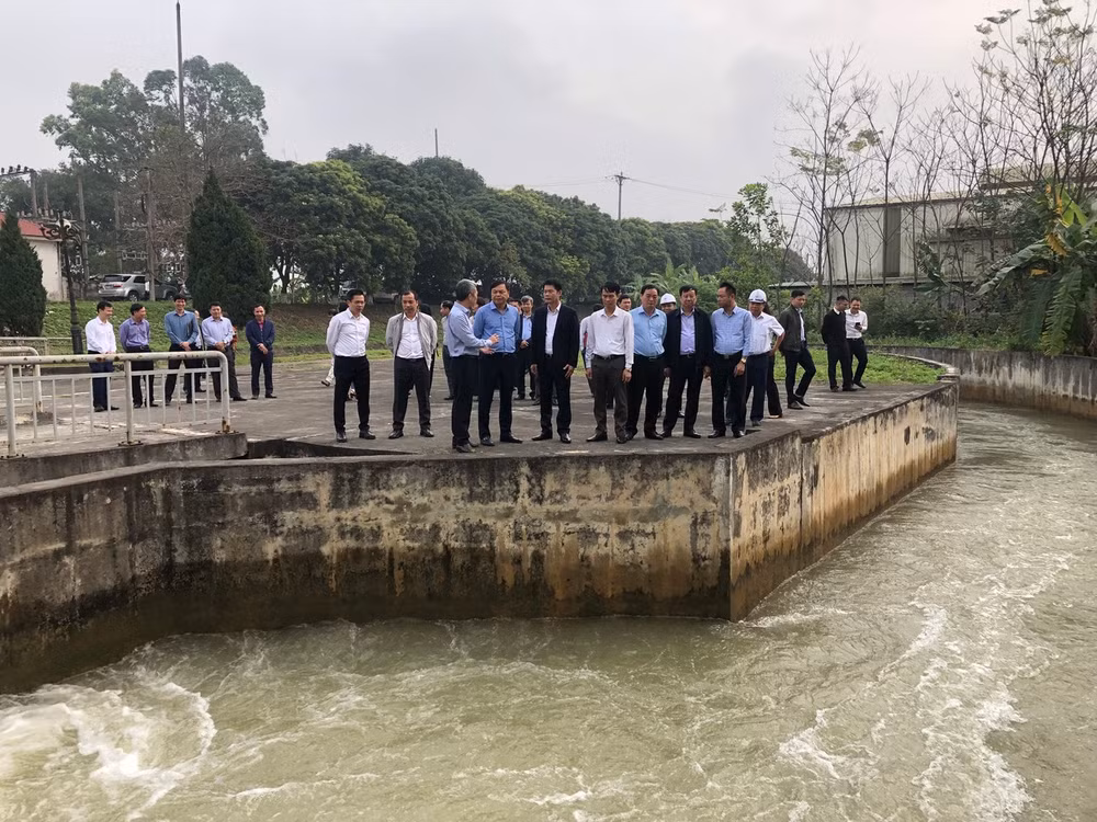 Bộ Nông nghiệp và Phát triển nông thôn kiểm tra lấy nước phục vụ gieo cấy lúa tại tỉnh Vĩnh Phúc.