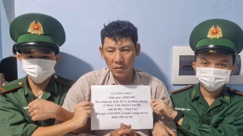Đối tượng Lê Công Nhựt bị các lực lượng chức năng bắt giữ về hành vi tàng trữ trái phép chất ma túy vào ngày 12/2/2025.