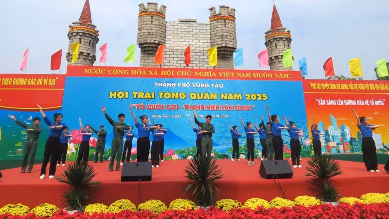 Biểu diễn văn nghệ tại Hội trại Tòng quân thành phố Vũng Tàu năm 2025.