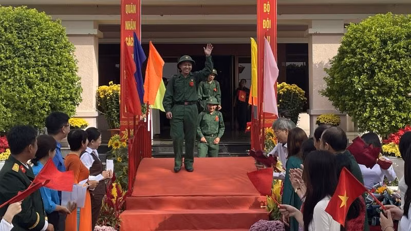 Thanh niên huyện Côn Đảo nhập ngũ trong vòng tay yêu thương của chính quyền địa phương và người thân, bạn bè. (ẢNh: MC) Thanh niên huyện Côn Đảo nhập ngũ trong vòng tay yêu thương của chính quyền địa phương và người thân, bạn bè. (ẢNh: MC)