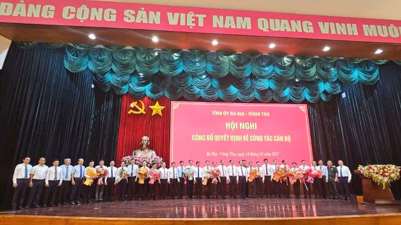 Tập thể Ban Thường vụ Tỉnh ủy chúc mừng các đồng chí được luân chuyển, bổ nhiệm đợt này.