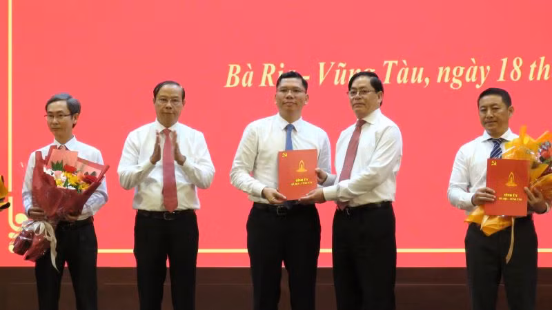 Điều động, chỉ định đồng chí Hoàng Nguyên Dinh (Bí thư Huyện ủy, Chủ tịch Hội đồng nhân dân huyện Châu Đức) tham gia Ban Chấp hành Đảng bộ, Ban Thường vụ Thành ủy, giữ chức vụ Bí thư Thành ủy Vũng Tàu, nhiệm kỳ 2020-2025