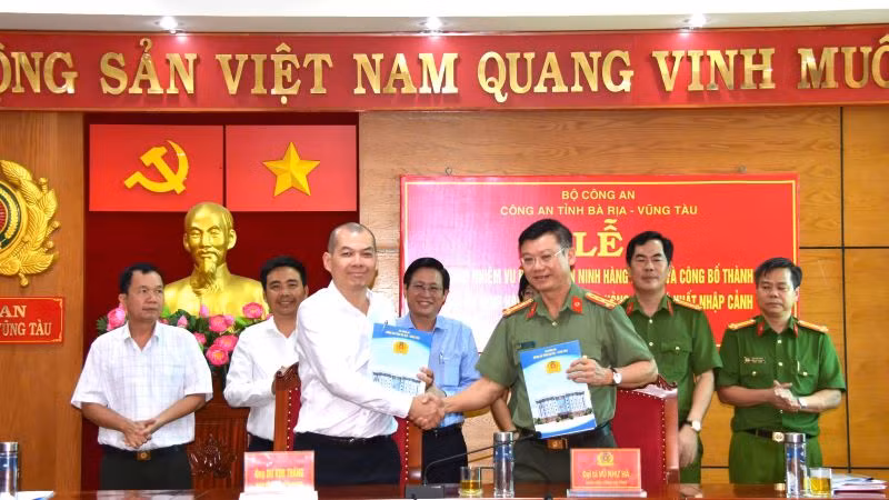 Đại tá Vũ Như Hà, Giám đốc Công an tỉnh và ông Dư Kim Thăng, Giám đốc Cảng hàng không Côn Đảo ký kết biên bản bàn giao nhiệm vụ bảo đảm an ninh hàng không tại sân bay Côn Đảo.