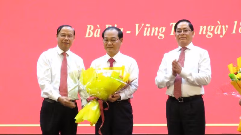 Đồng chí Mai Ngọc Thuận, Ủy viên Ban Thường vụ, Phó Chủ tịch Hội đồng nhân dân tỉnh nhận quyết định thôi tham gia công tác, chờ giải quyết chế độ nghỉ hưu theo quy định.