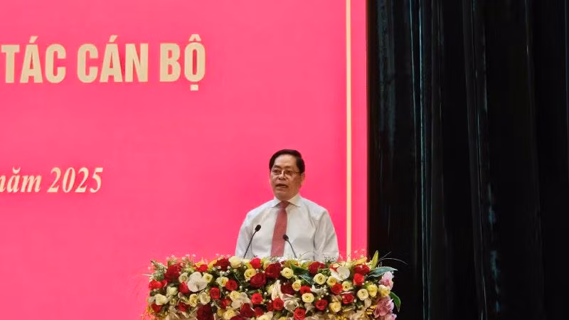 Đồng chí Phạm Viết Thanh, Bí thư Tỉnh ủy, Chủ tịch Hội đồng nhân dân tỉnh phát biểu tại hội nghị.