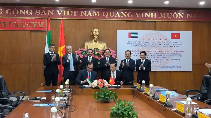 Hai bên ký kết biên bản ghi nhớ có sự chứng kiến của đồng chí Phạm Viết Thanh, Bí thư Tỉnh ủy.