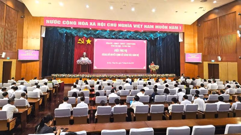 Toàn cảnh hội nghị công bố quyết định về công tác cán bộ.