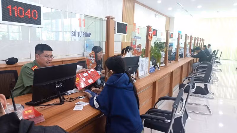 Cán bộ Công an tỉnh hướng dẫn thủ tục đề nghị cấp phiếu lý lịch tư pháp qua ứng dụng VNeID cho công dân.