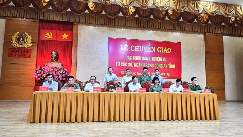 Lễ ký bàn giao chức năng, nhiệm vụ từ các sở, ngành sang Công an tỉnh.