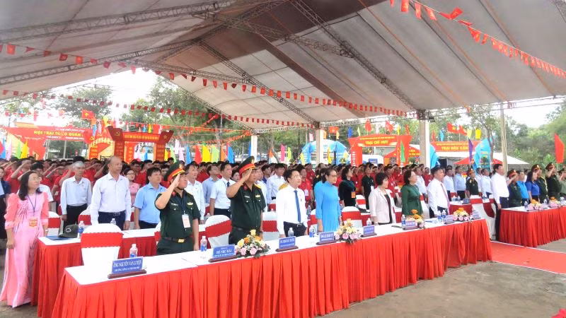 Các đại biểu và gần 400 thanh niên đại diện cho tuổi trẻ thành phố lên đường nhập ngũ năm 2025 thực hiện nghi lễ chào cờ.