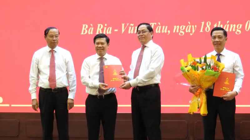Đồng chí Lưu Tài Đoàn, Ủy viên Ban Thường vụ, Trưởng Ban Tổ chức Tỉnh ủy và đồng chí Nguyễn Văn Xinh, Ủy viên Ban Thường vụ, Trưởng Ban Tuyên giáo Tỉnh ủy nhận quyết định. Đồng chí Lưu Tài Đoàn, Ủy viên Ban Thường vụ, Trưởng Ban Tổ chức Tỉnh ủy và đồng chí Nguyễn Văn Xinh, Ủy viên Ban Thường vụ, Trưởng Ban Tuyên giáo Tỉnh ủy nhận quyết định.
