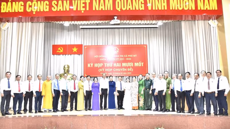 Đại biểu Hội đồng nhân dân thị xã Phú Mỹ chúc mừng ông Nguyễn Tấn Cường được bầu giữ chức Chủ tịch Ủy ban nhân dân thị xã Phú Mỹ.