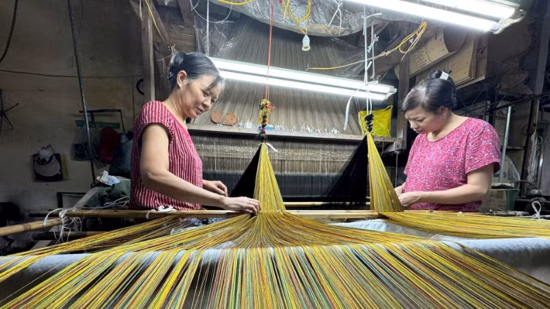 Một công đoạn dệt lụa ở làng Vạn Phúc. Ảnh: Minh Phú/hanoimoi.vn
