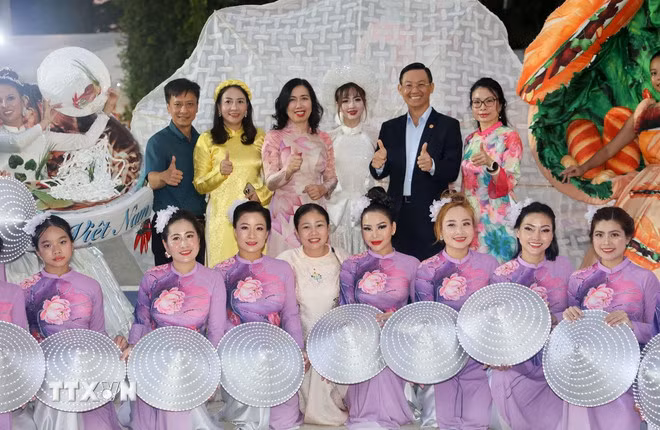 Thứ trưởng Ngoại giao, Chủ nhiệm Ủy ban Nhà nước về người Việt Nam Lê Thị Thu Hằng cùng Đại sứ Trần Phước Anh chụp ảnh lưu niệm cùng các nghệ sĩ thuộc cộng đồng người Việt. (Ảnh: TTXVN) Thứ trưởng Ngoại giao, Chủ nhiệm Ủy ban Nhà nước về người Việt Nam Lê Thị Thu Hằng cùng Đại sứ Trần Phước Anh chụp ảnh lưu niệm cùng các nghệ sĩ thuộc cộng đồng người Việt. (Ảnh: TTXVN)
