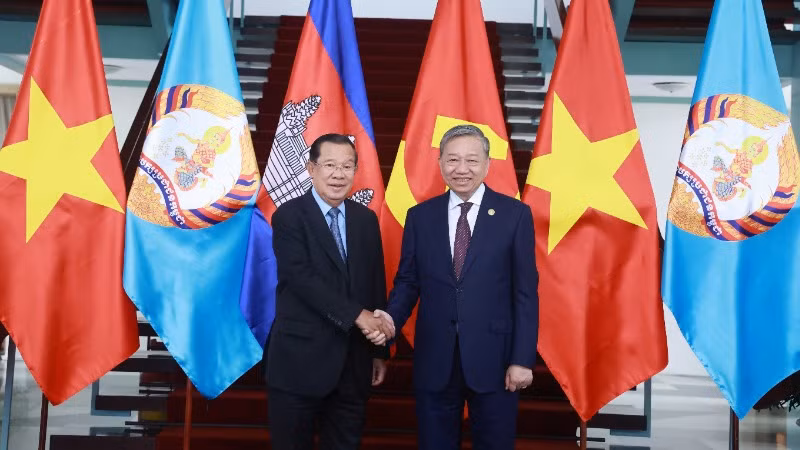 Tổng Bí thư Ban Chấp hành Trung ương Đảng Cộng sản Việt Nam Tô Lâm và Chủ tịch Đảng Nhân dân Campuchia, Chủ tịch Thượng viện Campuchia Hun Sen. Ảnh: TTXVN