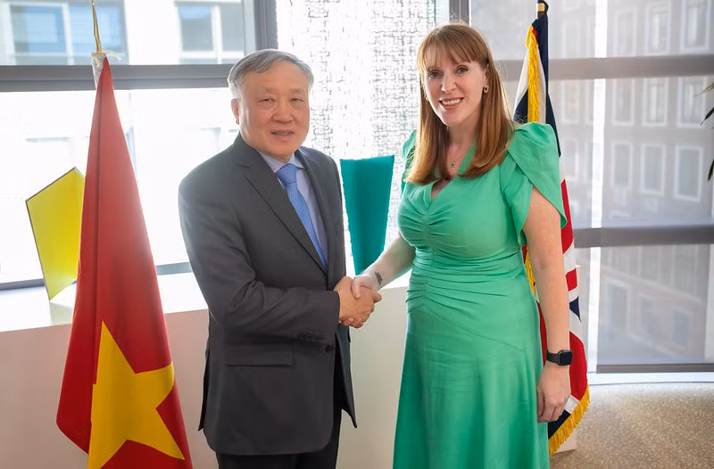 Phó Thủ tướng Thường trực Chính phủ Nguyễn Hòa Bình và Phó Thủ tướng Anh Angela Rayner. Ảnh: Bộ Ngoại giao Phó Thủ tướng Thường trực Chính phủ Nguyễn Hòa Bình và Phó Thủ tướng Anh Angela Rayner. Ảnh: Bộ Ngoại giao