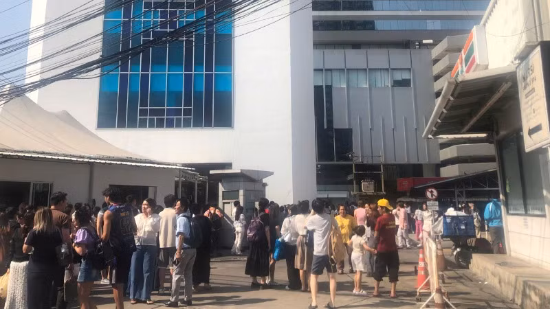 Thái Lan vẫn khuyến cáo người dân chưa vào các nhà cao tầng vì các dư chấn có thể tiếp tục xuất hiện. (Ảnh: XUÂN SƠN - ĐINH TRƯỜNG) Thái Lan vẫn khuyến cáo người dân chưa vào các nhà cao tầng vì các dư chấn có thể tiếp tục xuất hiện. (Ảnh: XUÂN SƠN - ĐINH TRƯỜNG)