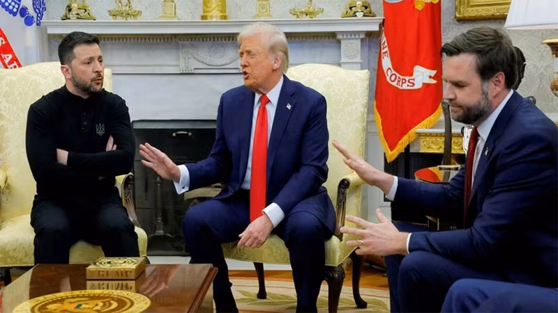 Tổng thống Mỹ Donald Trump (giữa) bất đồng quan điểm với Tổng thống Ukraine Volodymyr Zelensky (trái) về cuộc xung đột Nga-Ukraine trong hội đàm tại Nhà trắng, ngày 28/2/2025. (Ảnh: Reuters/TTXVN)
