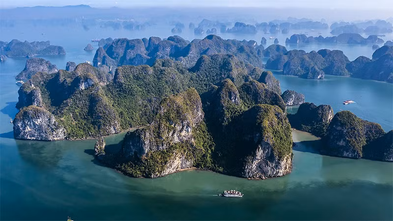 Vẻ đẹp cuốn hút của Vịnh Hạ Long. (Ảnh: THÀNH ĐẠT)