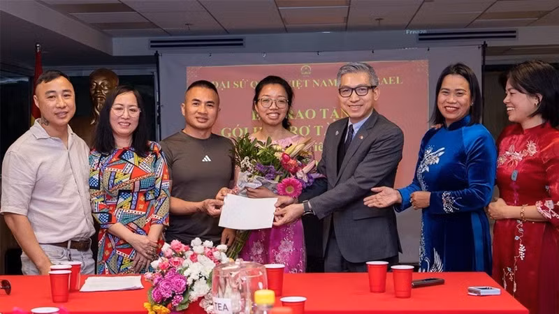 Trao các suất hỗ trợ tài chính cho nghiên cứu sinh sau đại học của Việt Nam đang theo học tại Israel. (Ảnh: TTXVN)