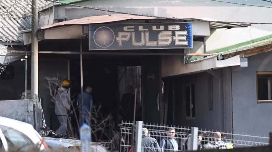 Phía bên ngoài hộp đêm Club Pulse ở Kocani, cách thủ đô Skopje của Bắc Macedonia khoảng 100km về phía đông. Ảnh: Tân Hoa Xã