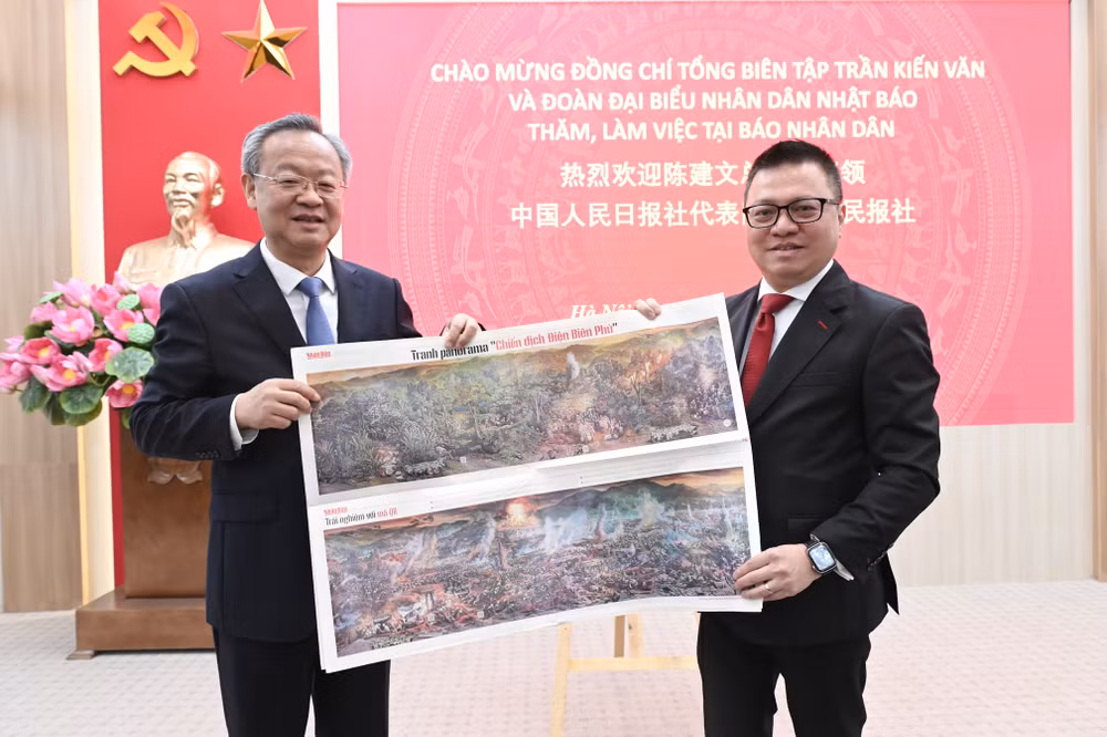Đồng chí Lê Quốc Minh giới thiệu với đồng chí Trần Kiến Văn phụ trương in tranh panorama "Chiến dịch Điện Biên Phủ". (Ảnh: BÙI GIANG) Đồng chí Lê Quốc Minh giới thiệu với đồng chí Trần Kiến Văn phụ trương in tranh panorama "Chiến dịch Điện Biên Phủ". (Ảnh: BÙI GIANG)