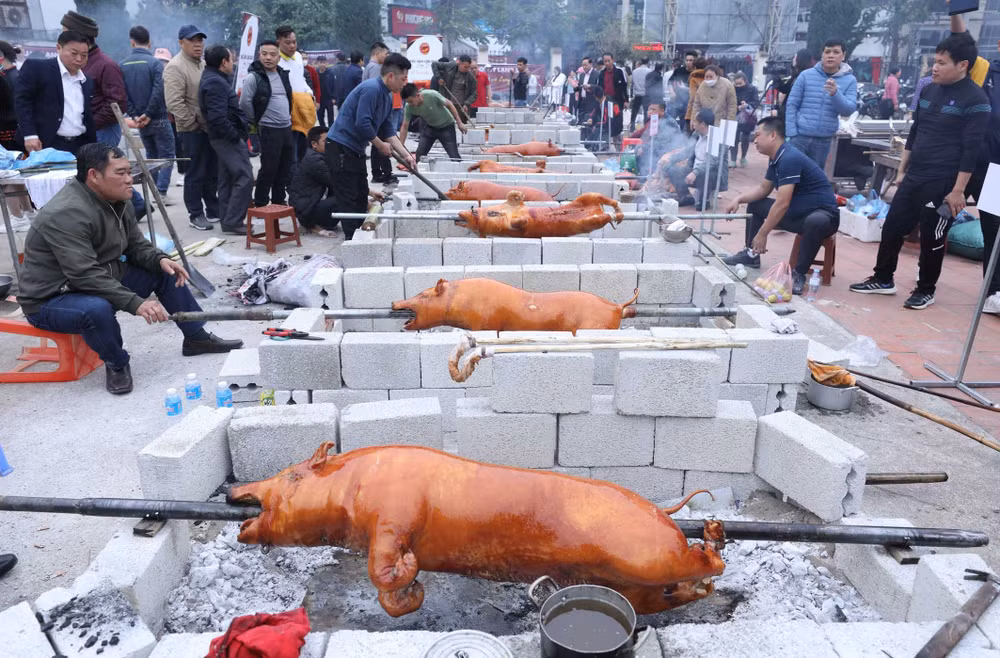 Các đội ở các địa phương tham gia phần thi quay lợn. Các đội ở các địa phương tham gia phần thi quay lợn.