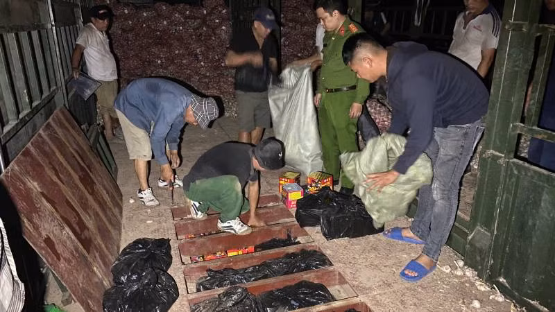 Đối tượng Lương Ngọc Tùng giấu pháo nổ trong téc nước dưới gầm xe nhằm tránh sự kiểm tra của lực lượng chức năng.