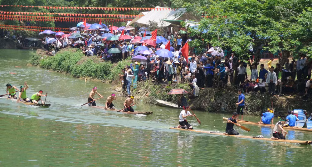 Các đội đua thuyền của các xã trong huyện Bình Gia (Lạng Sơn), tham gia tranh giải đua thuyền trên sông Bằng Giang. Các đội đua thuyền của các xã trong huyện Bình Gia (Lạng Sơn), tham gia tranh giải đua thuyền trên sông Bằng Giang.
