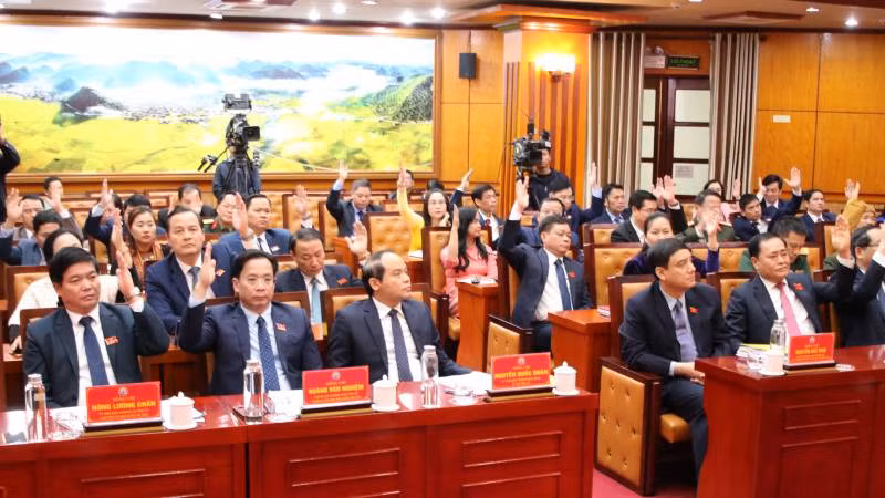 Các đại biểu, biểu quyết thông qua các Nghị quyết của Hội đồng nhân dân tỉnh kỳ họp thứ 21, (khoá 17), nhiệm kỳ 2021-2026.