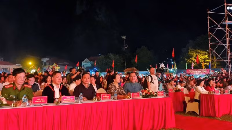 Đại diện lãnh đạo tỉnh Lạng Sơn, cùng đông đảo bà con nhân dân các dân tộc tham gia lễ hội.